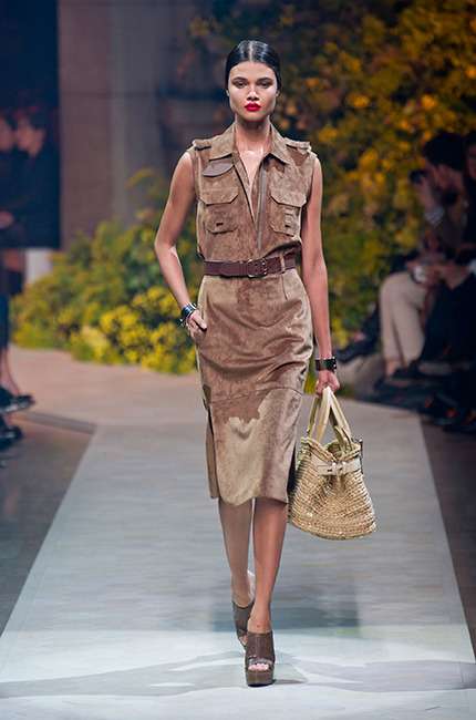 loewe_ilkbahar_yaz_2013_defile_moda_elbise (31)