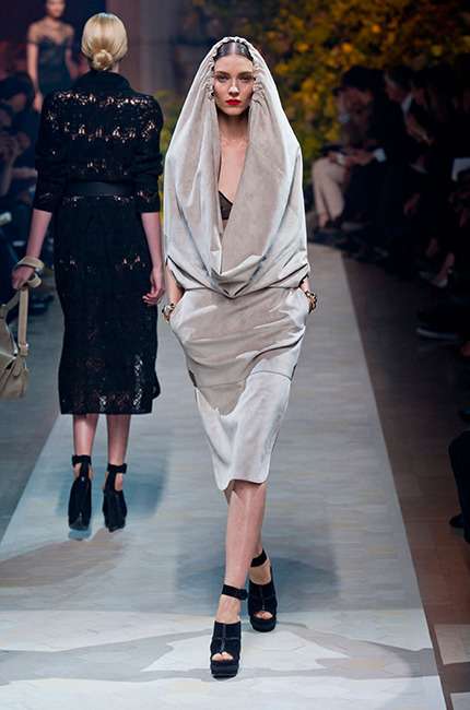 loewe_ilkbahar_yaz_2013_defile_moda_elbise (33)