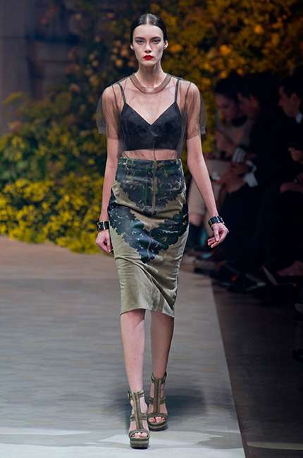 loewe_ilkbahar_yaz_2013_defile_moda_elbise (36)