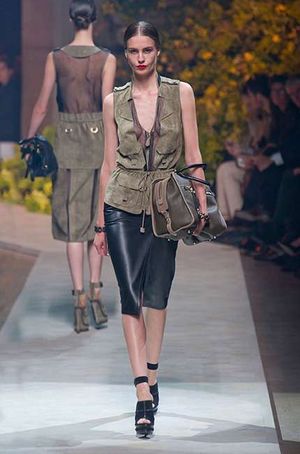 loewe_ilkbahar_yaz_2013_defile_moda_elbise (38)