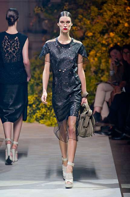 loewe_ilkbahar_yaz_2013_defile_moda_elbise (4)