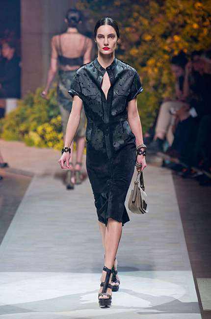 loewe_ilkbahar_yaz_2013_defile_moda_elbise (40)