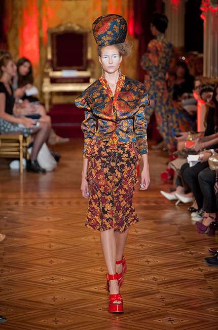 vivienne_westwood_ilkbahar_yaz_2013_defile_moda_elbise (10)