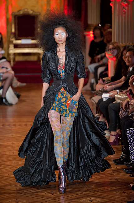 vivienne_westwood_ilkbahar_yaz_2013_defile_moda_elbise (12)