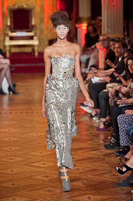 vivienne_westwood_ilkbahar_yaz_2013_defile_moda_elbise (17)