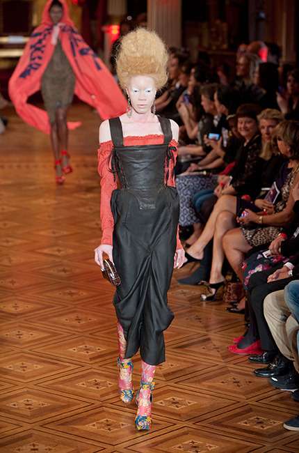 vivienne_westwood_ilkbahar_yaz_2013_defile_moda_elbise (18)