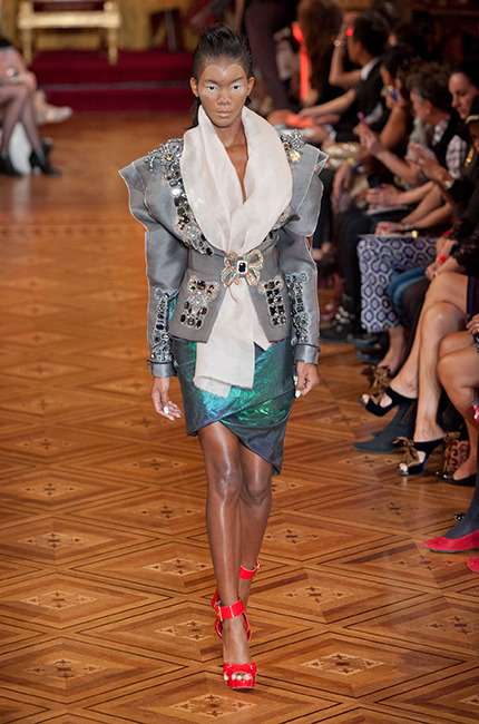 vivienne_westwood_ilkbahar_yaz_2013_defile_moda_elbise (19)