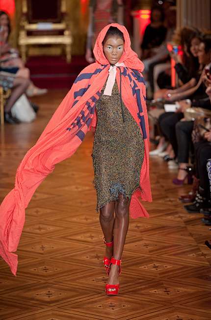 vivienne_westwood_ilkbahar_yaz_2013_defile_moda_elbise (20)