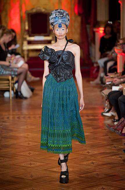 vivienne_westwood_ilkbahar_yaz_2013_defile_moda_elbise (21)