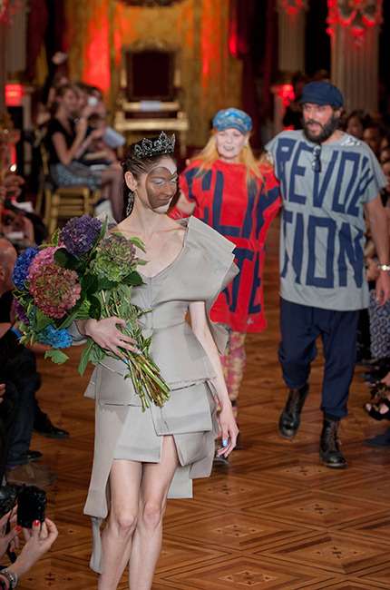 vivienne_westwood_ilkbahar_yaz_2013_defile_moda_elbise (22)