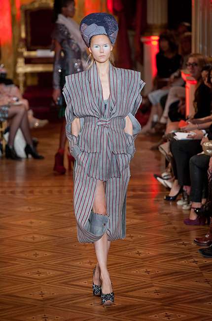 vivienne_westwood_ilkbahar_yaz_2013_defile_moda_elbise (24)