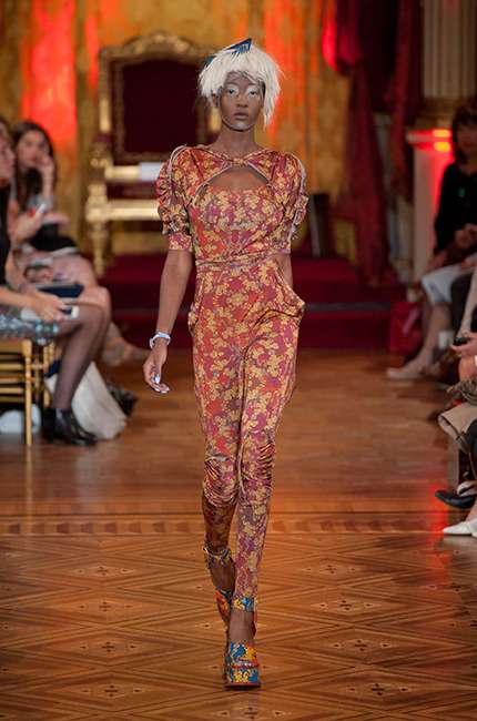 vivienne_westwood_ilkbahar_yaz_2013_defile_moda_elbise (25)