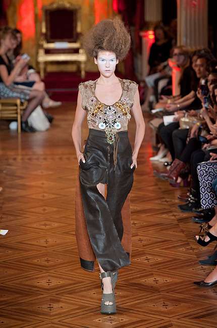 vivienne_westwood_ilkbahar_yaz_2013_defile_moda_elbise (26)