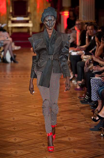 vivienne_westwood_ilkbahar_yaz_2013_defile_moda_elbise (27)