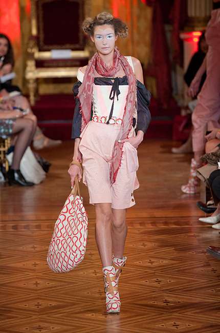 vivienne_westwood_ilkbahar_yaz_2013_defile_moda_elbise (28)