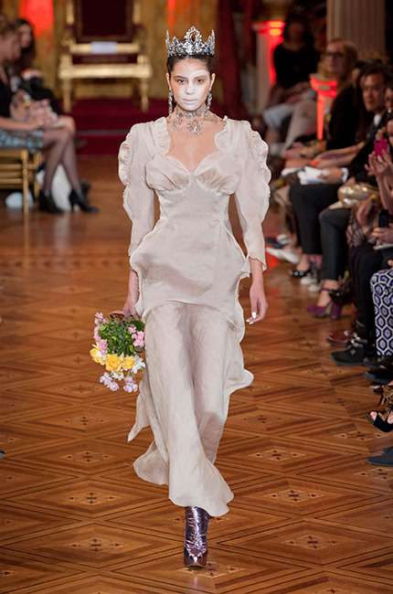 vivienne_westwood_ilkbahar_yaz_2013_defile_moda_elbise (29)