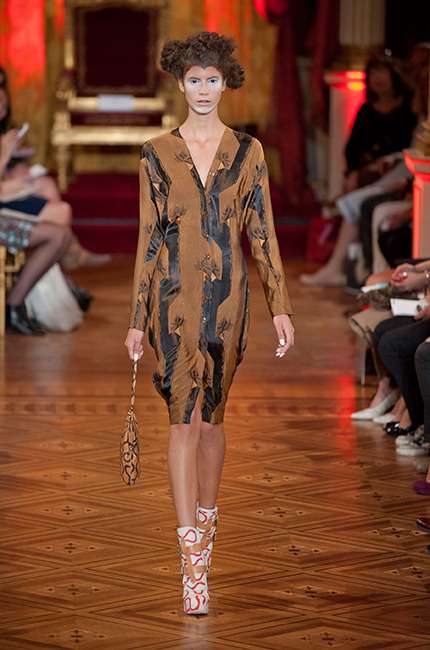 vivienne_westwood_ilkbahar_yaz_2013_defile_moda_elbise (32)