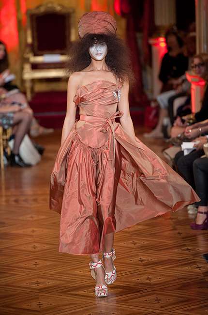 vivienne_westwood_ilkbahar_yaz_2013_defile_moda_elbise (33)