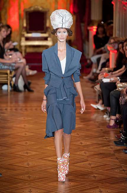 vivienne_westwood_ilkbahar_yaz_2013_defile_moda_elbise (34)