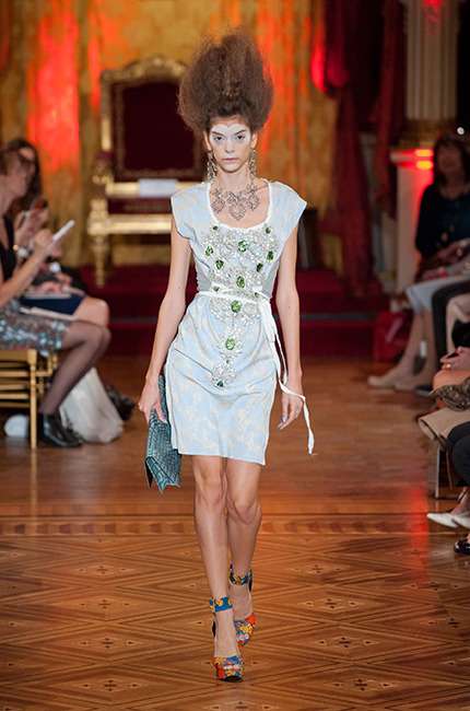 vivienne_westwood_ilkbahar_yaz_2013_defile_moda_elbise (35)