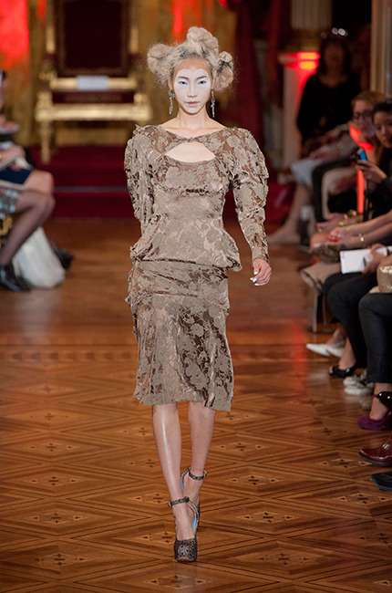 vivienne_westwood_ilkbahar_yaz_2013_defile_moda_elbise (41)