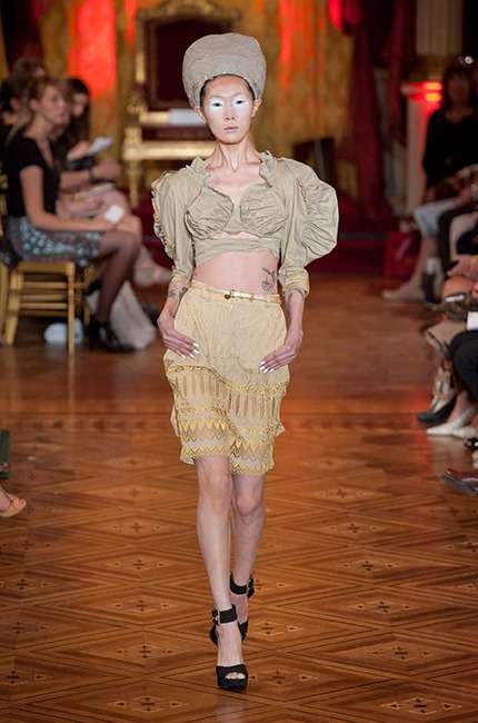 vivienne_westwood_ilkbahar_yaz_2013_defile_moda_elbise (42)