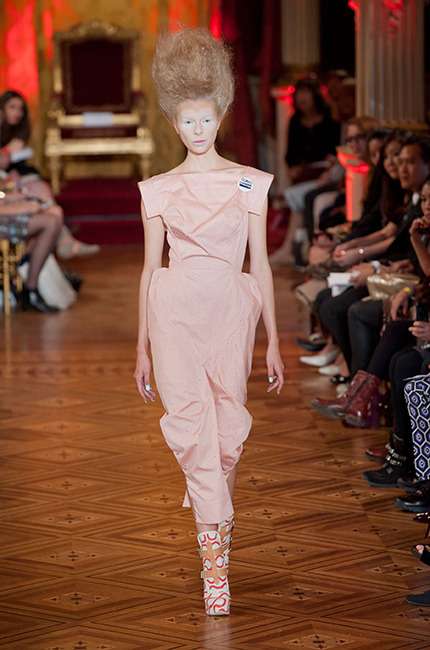 vivienne_westwood_ilkbahar_yaz_2013_defile_moda_elbise (43)