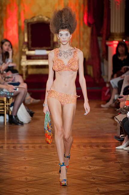 vivienne_westwood_ilkbahar_yaz_2013_defile_moda_elbise (44)