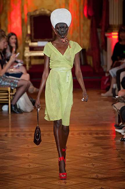 vivienne_westwood_ilkbahar_yaz_2013_defile_moda_elbise (45)