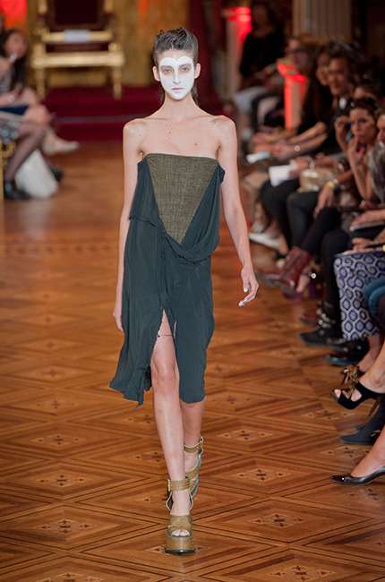 vivienne_westwood_ilkbahar_yaz_2013_defile_moda_elbise (46)