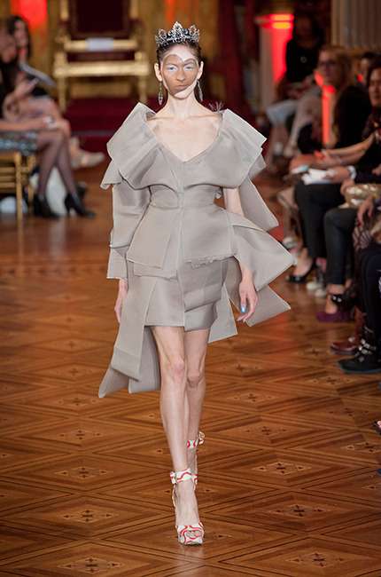 vivienne_westwood_ilkbahar_yaz_2013_defile_moda_elbise (48)