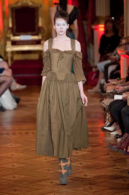 vivienne_westwood_ilkbahar_yaz_2013_defile_moda_elbise (49)