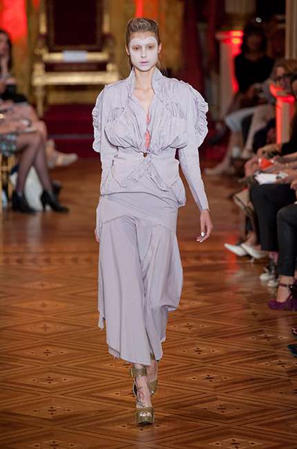 vivienne_westwood_ilkbahar_yaz_2013_defile_moda_elbise (50)