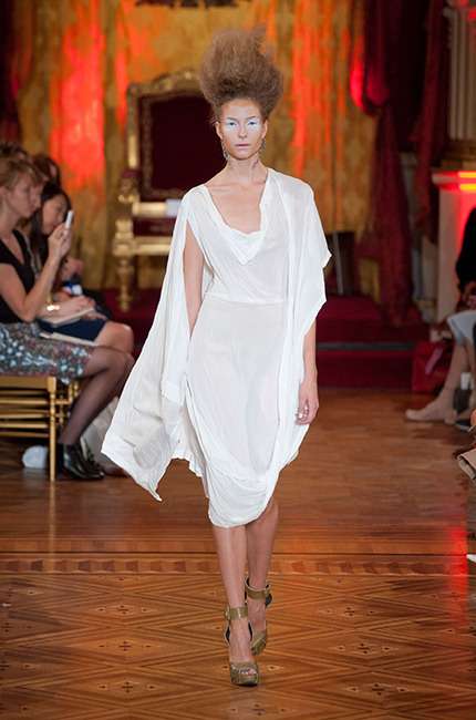 vivienne_westwood_ilkbahar_yaz_2013_defile_moda_elbise (51)