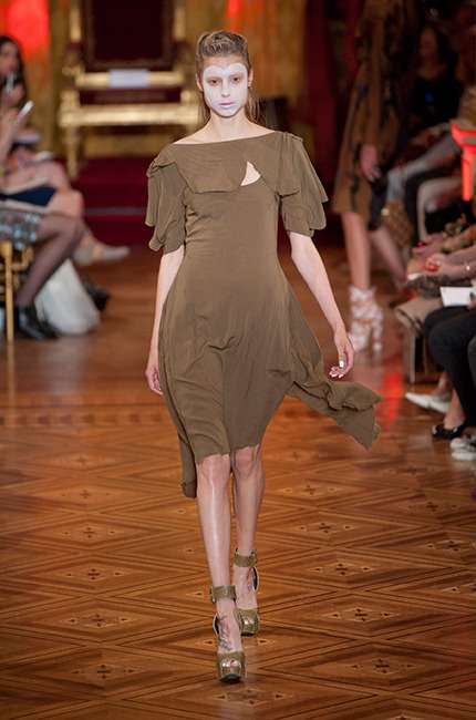 vivienne_westwood_ilkbahar_yaz_2013_defile_moda_elbise (52)