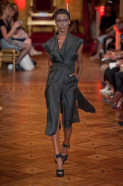 vivienne_westwood_ilkbahar_yaz_2013_defile_moda_elbise (53)