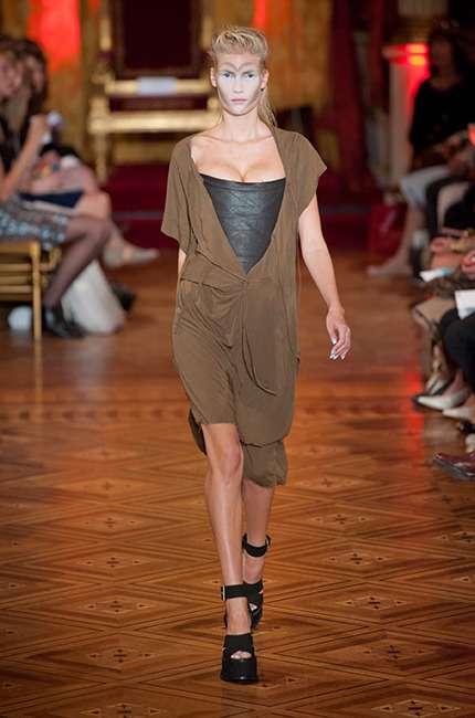 vivienne_westwood_ilkbahar_yaz_2013_defile_moda_elbise (54)