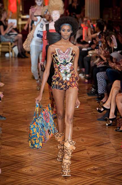 vivienne_westwood_ilkbahar_yaz_2013_defile_moda_elbise (6)