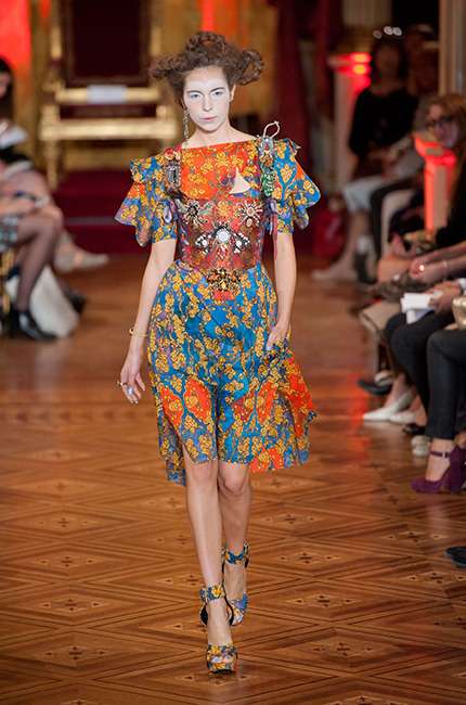 vivienne_westwood_ilkbahar_yaz_2013_defile_moda_elbise (8)