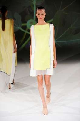 hussein_chalayan_2013_ilkbahar_yaz_elbise_moda_defile (12)