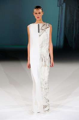 hussein_chalayan_2013_ilkbahar_yaz_elbise_moda_defile (14)