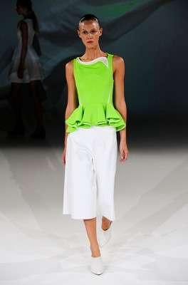 hussein_chalayan_2013_ilkbahar_yaz_elbise_moda_defile (16)