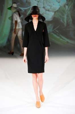 hussein_chalayan_2013_ilkbahar_yaz_elbise_moda_defile (17)