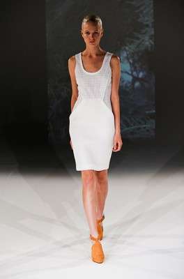 hussein_chalayan_2013_ilkbahar_yaz_elbise_moda_defile (19)