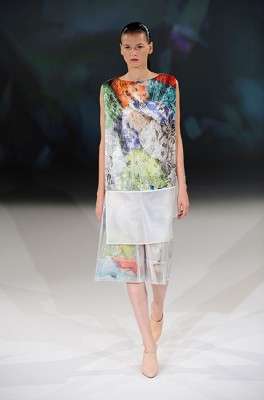 hussein_chalayan_2013_ilkbahar_yaz_elbise_moda_defile (2)