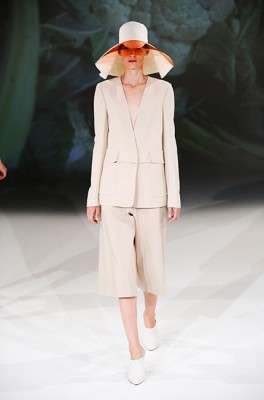 hussein_chalayan_2013_ilkbahar_yaz_elbise_moda_defile (25)