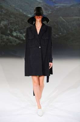 hussein_chalayan_2013_ilkbahar_yaz_elbise_moda_defile (27)