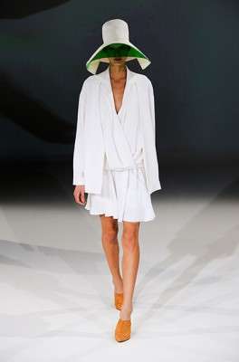 hussein_chalayan_2013_ilkbahar_yaz_elbise_moda_defile (29)