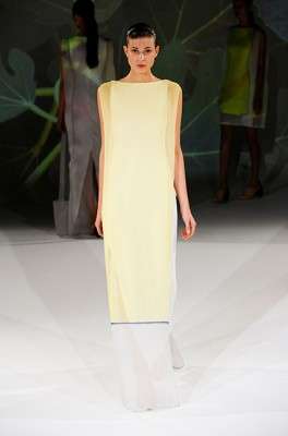 hussein_chalayan_2013_ilkbahar_yaz_elbise_moda_defile (30)