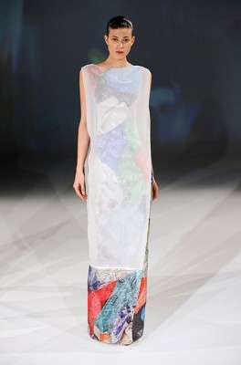 hussein_chalayan_2013_ilkbahar_yaz_elbise_moda_defile (4)